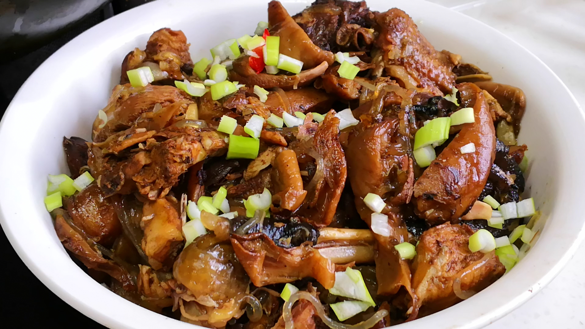 东北名菜小鸡炖蘑菇滑嫩的鸡肉搭配着吸满汤汁的蘑菇贼下饭