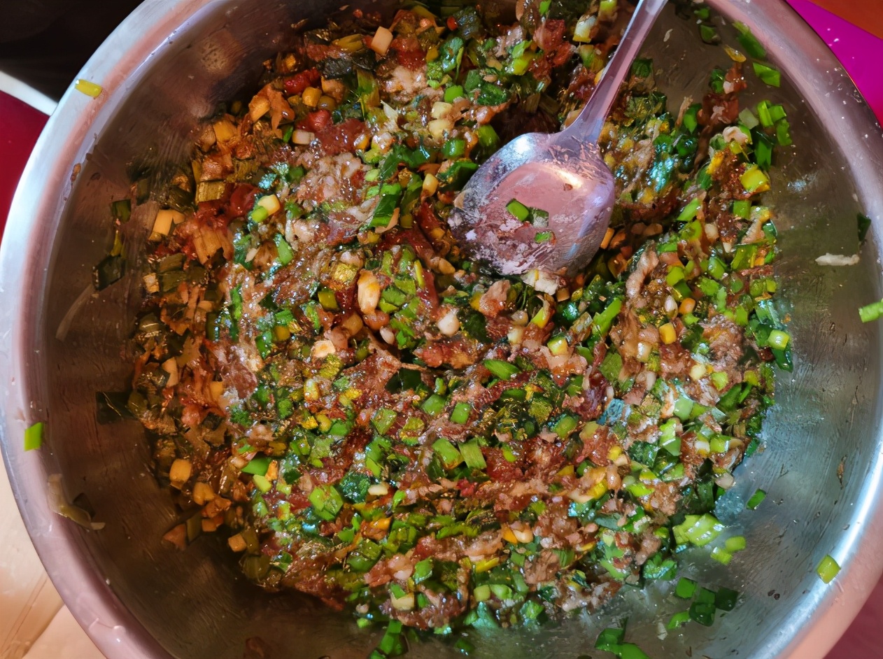 调肉馅,厨师教你"1盐2水3油",保证鲜嫩多汁!
