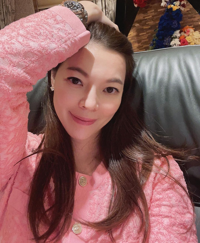 温柔色调打造婉约内敛美曾馨莹五官不够精致立体,反而带有传统东方