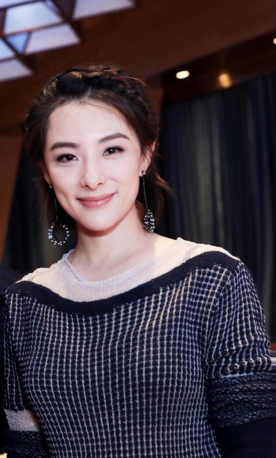 “体操公主”刘璇颜值与实力兼具,黑色连衣裙高贵精致,成熟优雅_鱼司辰YuSiChen_新浪博客