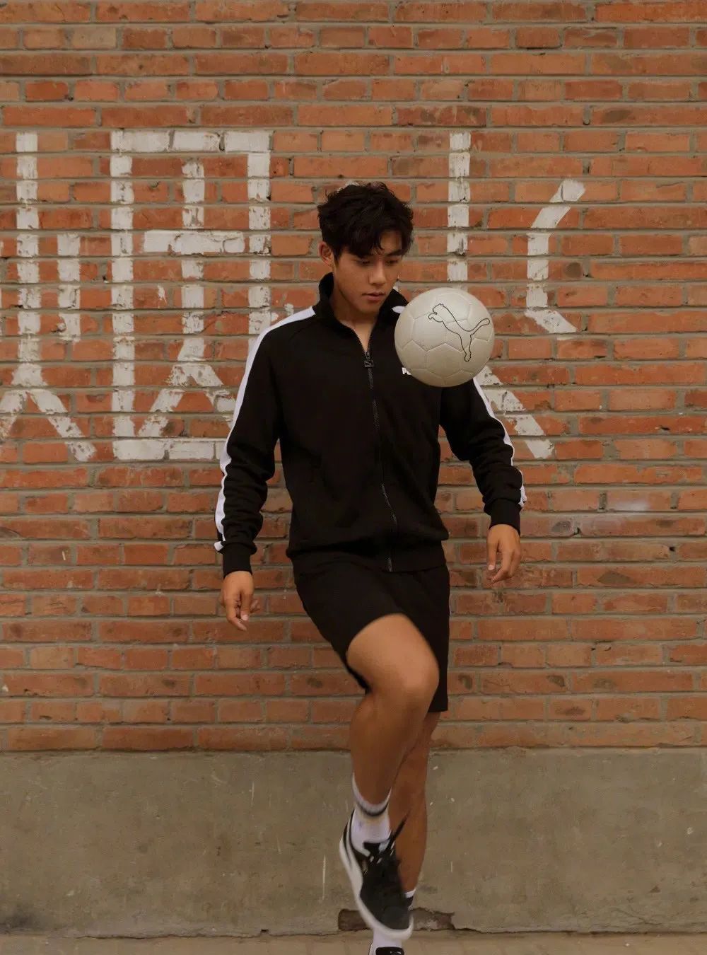 18岁足球帅哥李嗣镕拍运动大片野生小兽的帅气感受一下