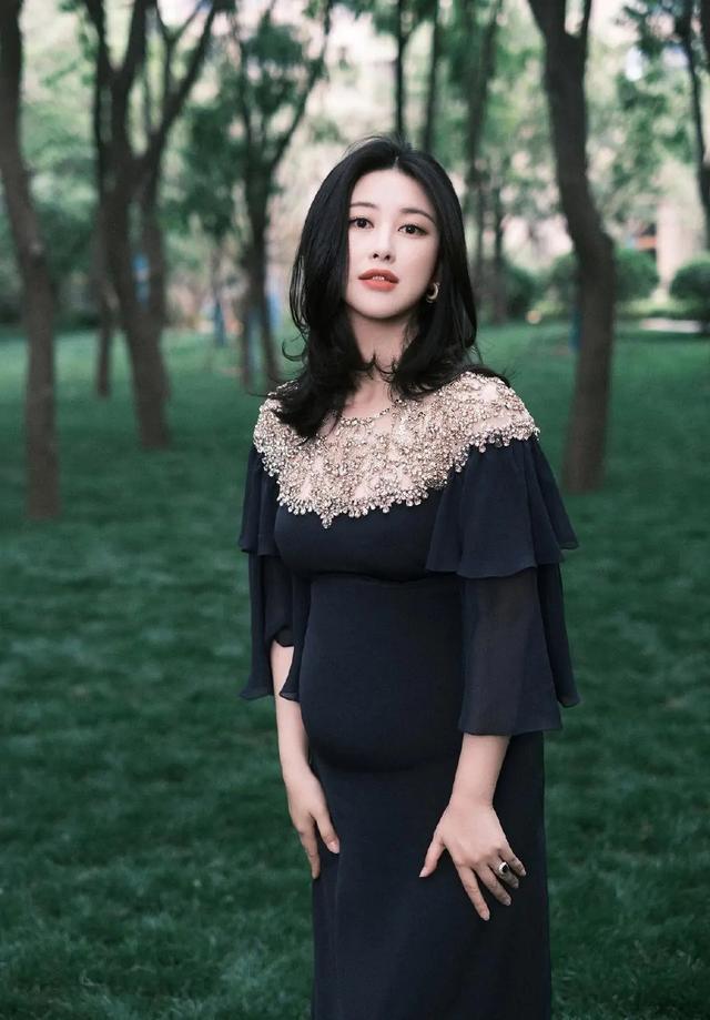 孕妇也能这么迷人挺大肚子的朱珠出席活动一袭蓝裙美得不像话