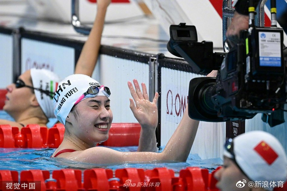 太甜了张雨霏在泳池中比心