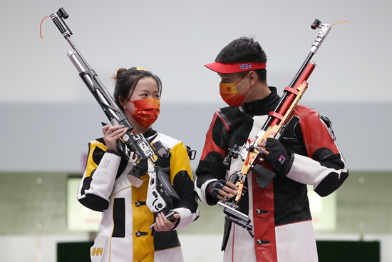  7月27日，中国射击队“双杨组合”杨倩/杨皓然在东京奥运会射击十米气步枪混合团队决赛中，以17∶13击败美国选手夺得冠军。视觉中国供图