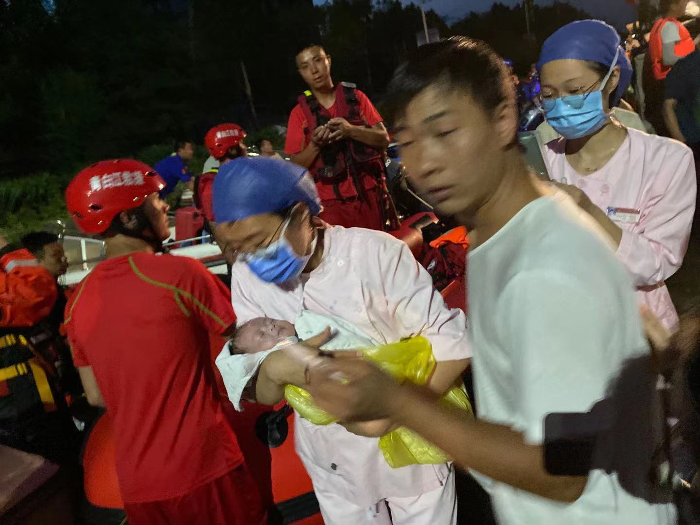 医护人员在转移婴儿。新乡卫辉蓝天救援队员图