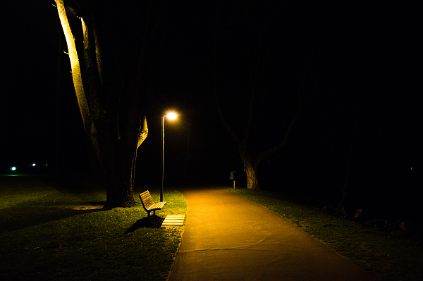 快评|夏夜纳凉,让城市公园不再黑灯瞎火