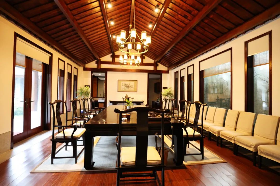 养心堂的架子床价值在1500万以上,明心堂的架子床价值在1300万以上