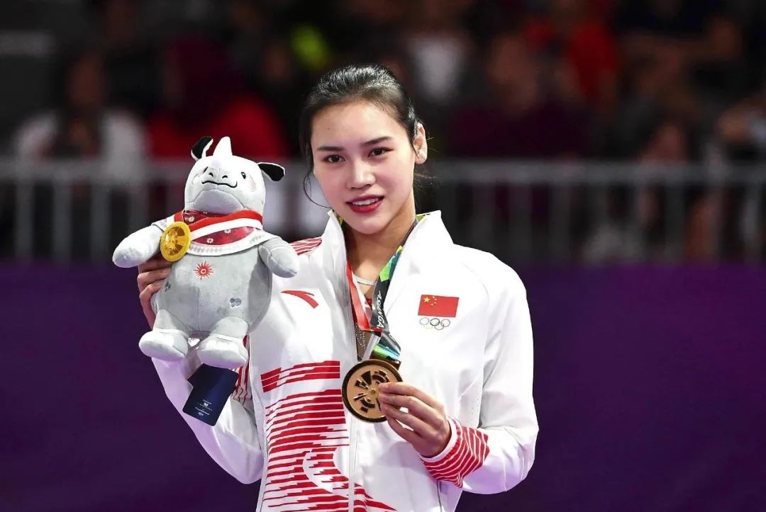 中国蹦床女选手刘灵玲!实在是太美了!