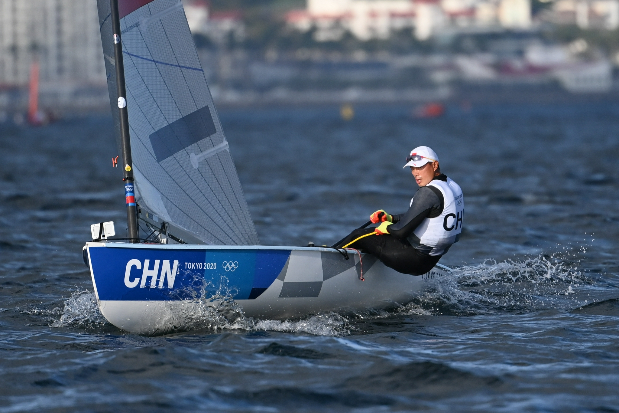 7月27日,中国选手陈贺在男子单人艇芬兰人级比赛中.