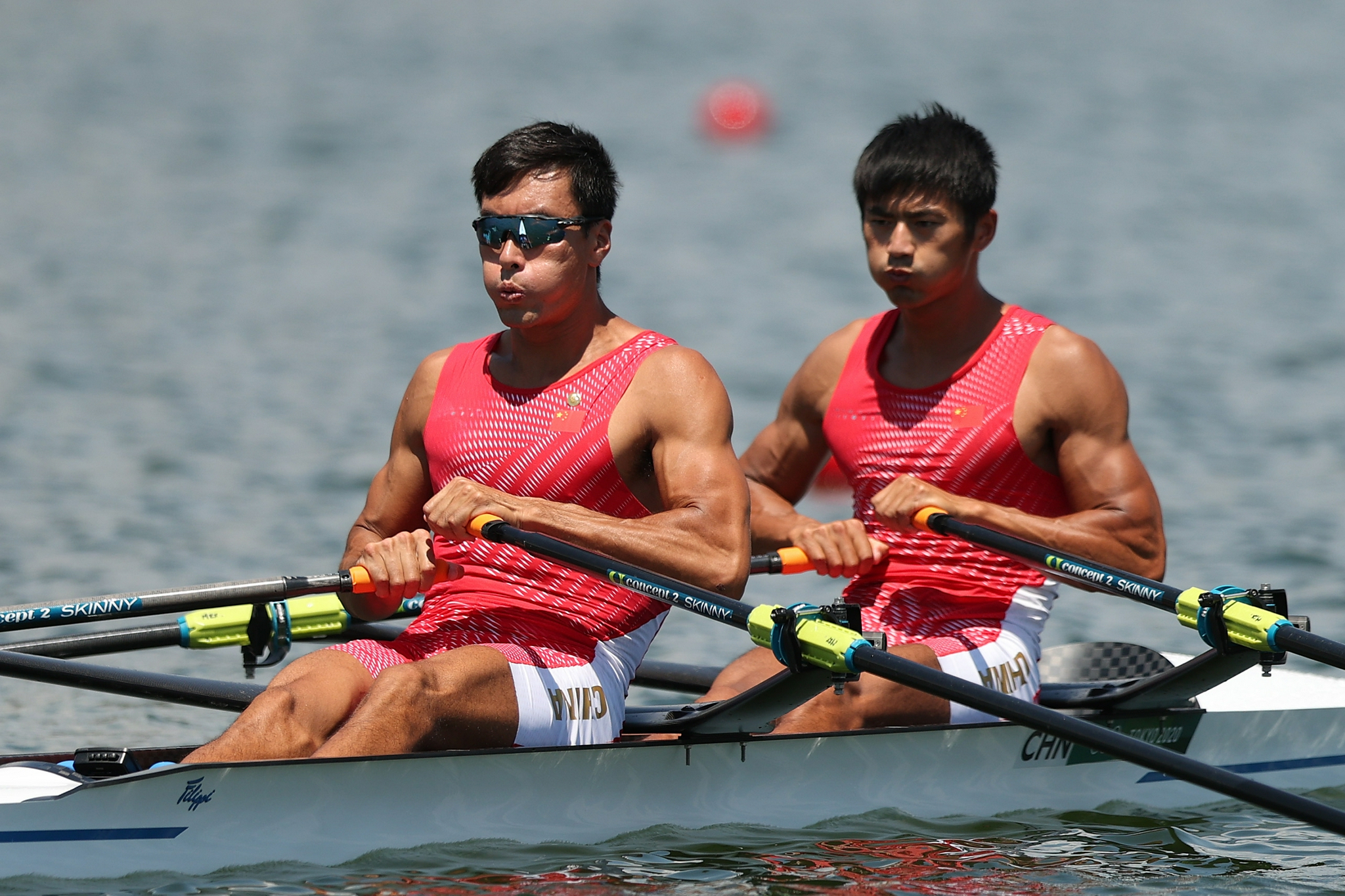 在28日上午进行的东京奥运会男子赛艇双人双桨项目中,中国组合张亮