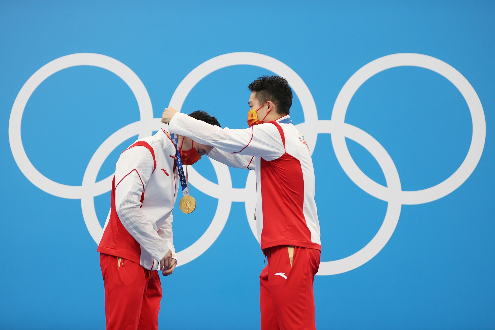 王宗源为大哥谢思埸戴上奥运金牌。