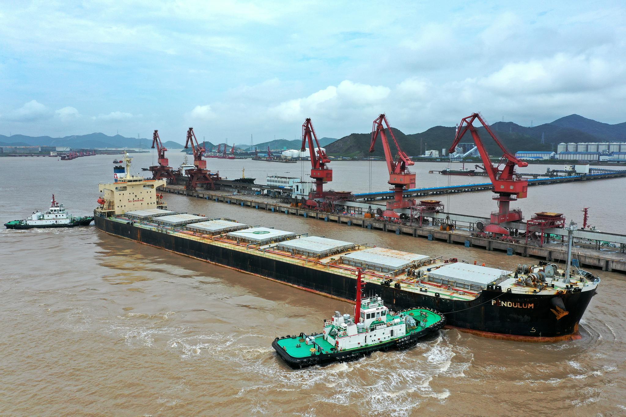 舟山:台风过后 巨轮到港|舟山市|台风|码头_新浪新闻