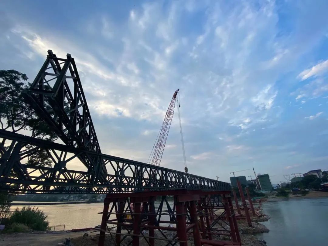 关注净瓶山临时钢便桥开启昼夜施工模式