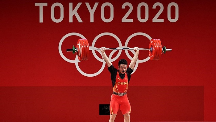 中国军团 | 石智勇卫冕奥运冠军，中国举重队在东京首破世界纪录