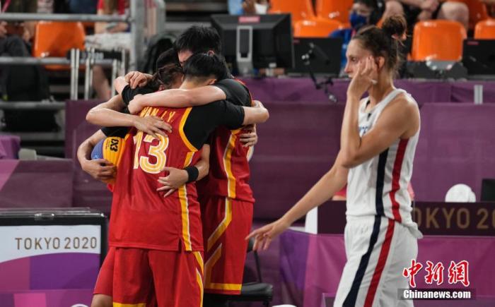 7月28日晚，在东京奥运会女子三人篮球铜牌战中，中国女子三人篮球队以16：14击败法国队，夺得了中国代表团在该项目上的首枚奖牌。中新社记者 杜洋 摄