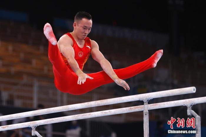 7月28日晚，在东京奥运会男子体操全能决赛中，中国选手肖若腾夺得一枚银牌。中新社记者 富田 摄