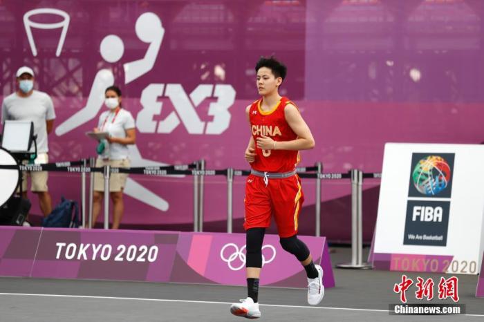 资料图：中国选手杨舒予进场。中新社记者 富田 摄