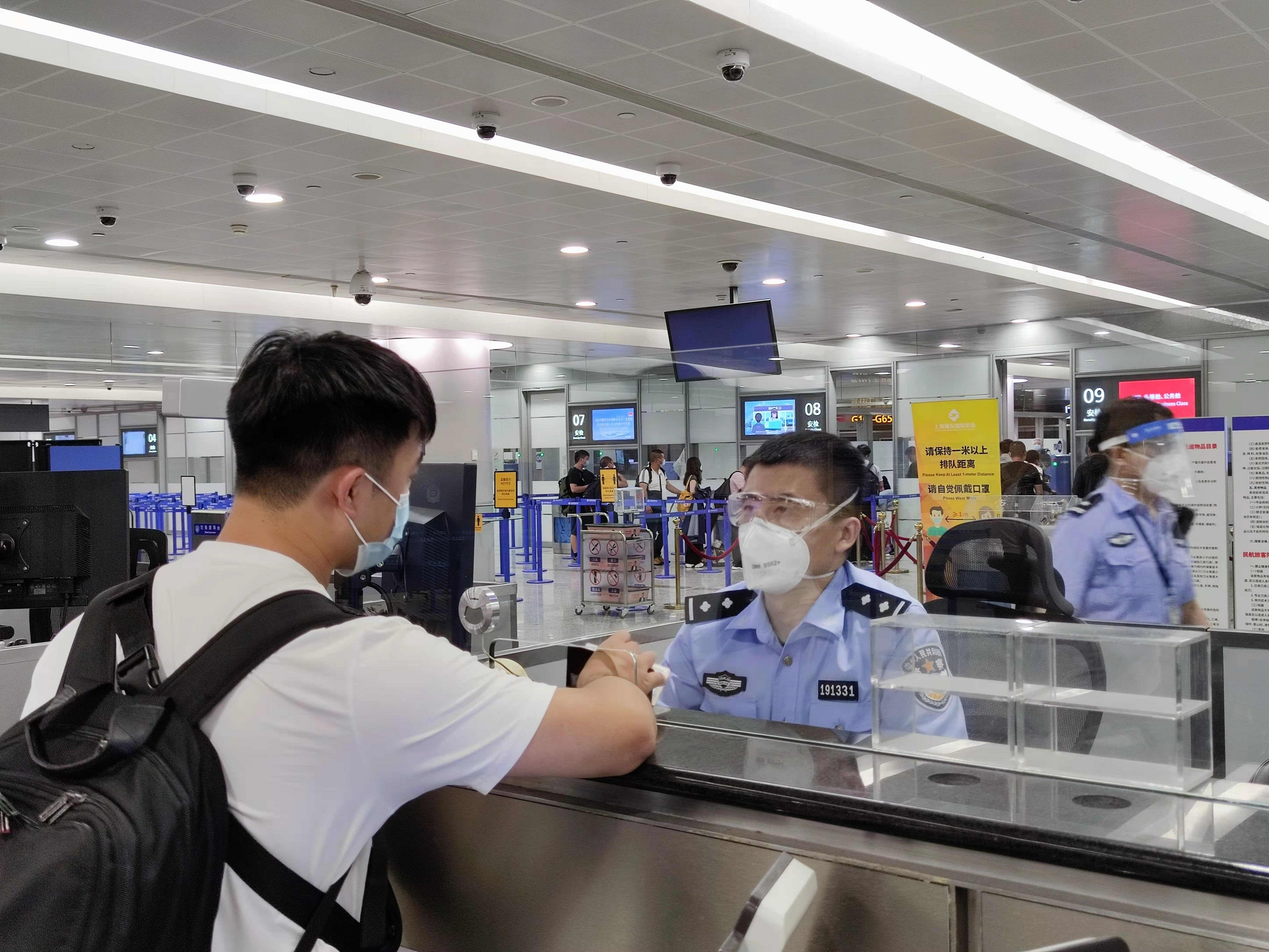 确保台风后人员货物顺畅通关上海机场边检站推出这些举措