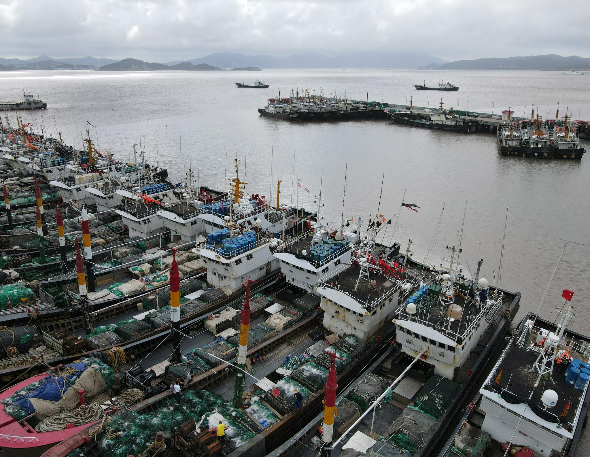 舟山:整理网具准备开渔 透骨新鲜的梭子蟹要来啦