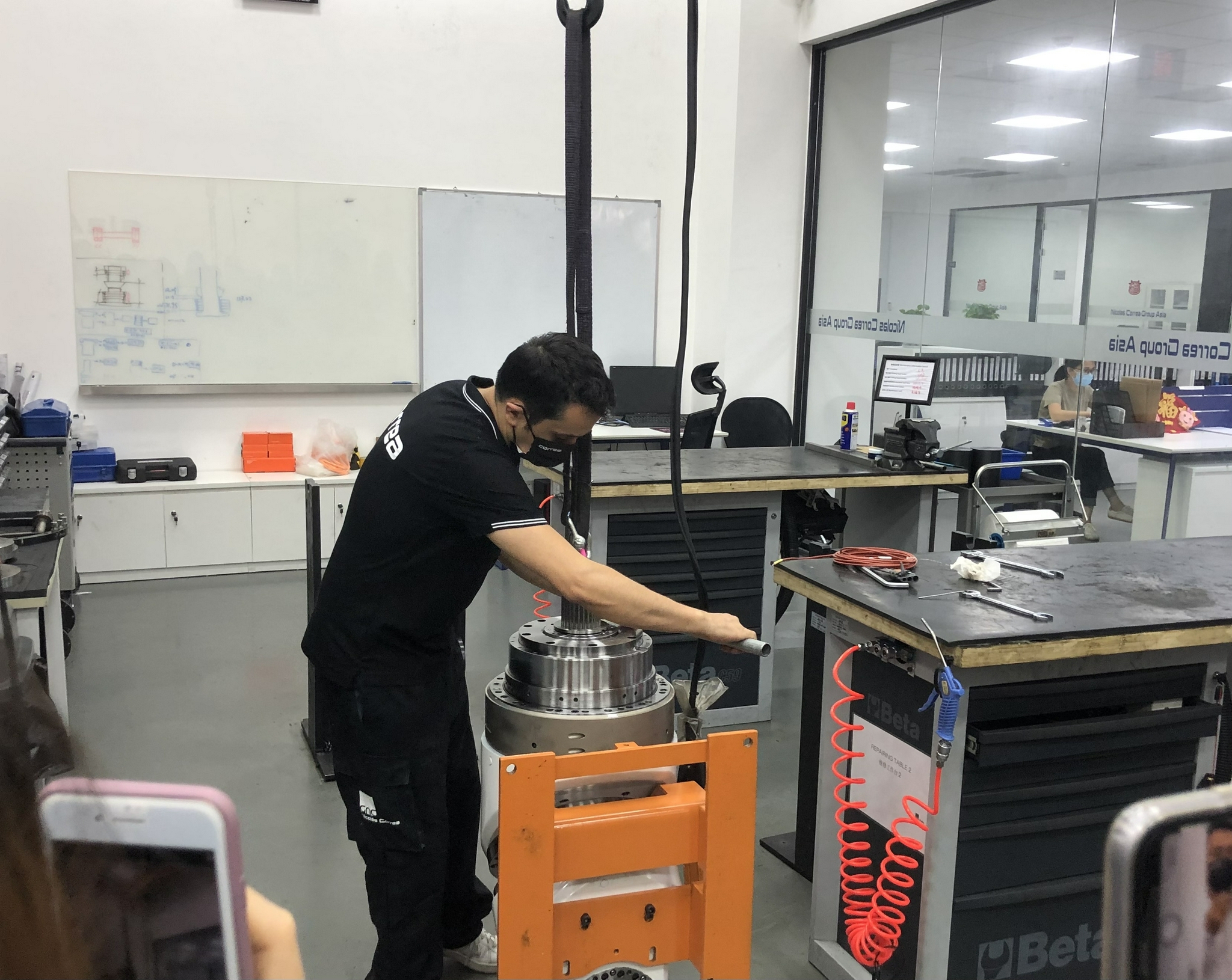 尼古拉斯·克雷亚集团（亚洲）公司一名工程师在调整装备。