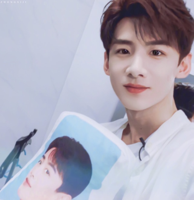 白敬亭与杨倩互动后,再点赞奥运冠军姜冉馨并搞笑送生日祝福