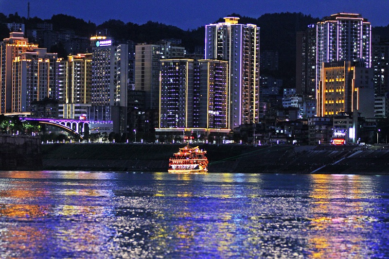 夜游两江感受城市璀璨夜景(央广网发 彭水融媒体中心供图)