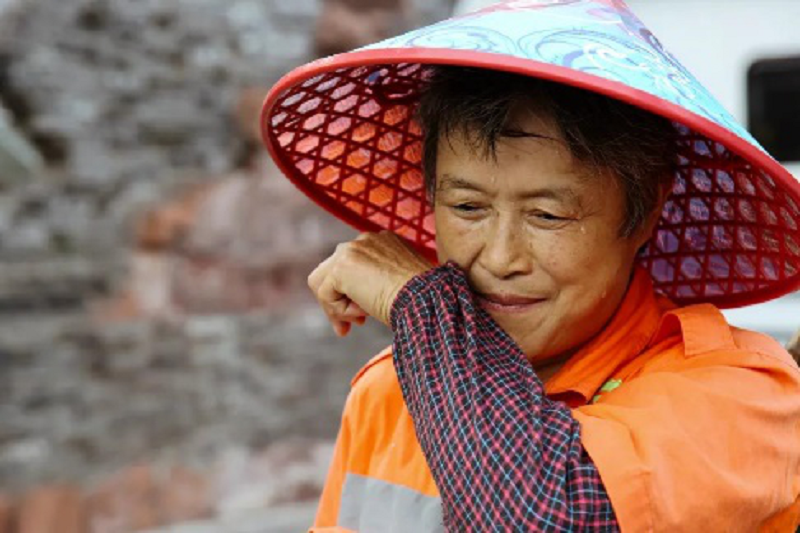 烈日下最美身影重庆城管局发布环卫工大片