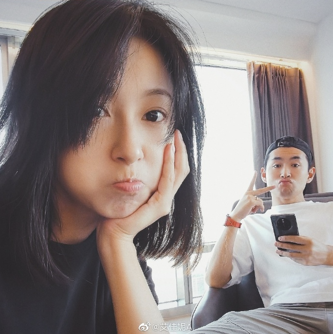 艾佳妮卡点为老公王彦霖庆生 晒合影秀甜蜜昵称