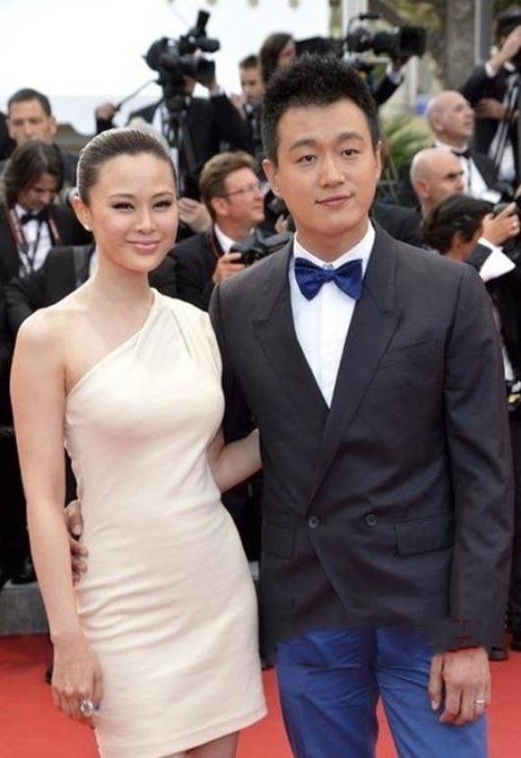 关悦真给佟大为长脸穿裸色斜肩连衣裙成熟性感端庄大气