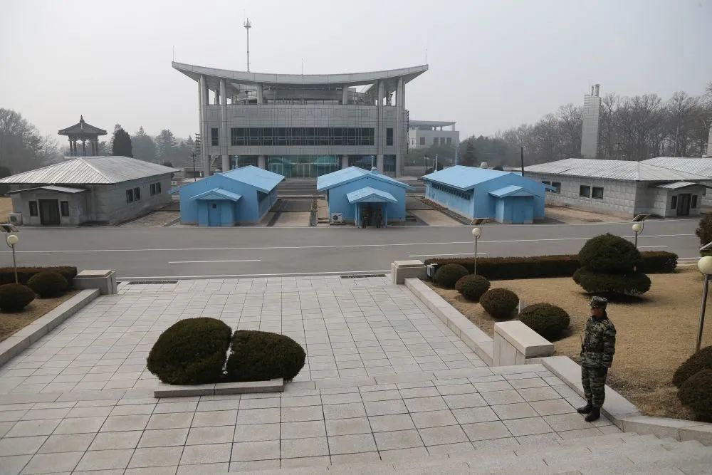  ▲图为2019年3月5日拍摄的朝鲜板门店共同警备区内的军事分界线和附近建筑。（新华社记者程大雨摄）