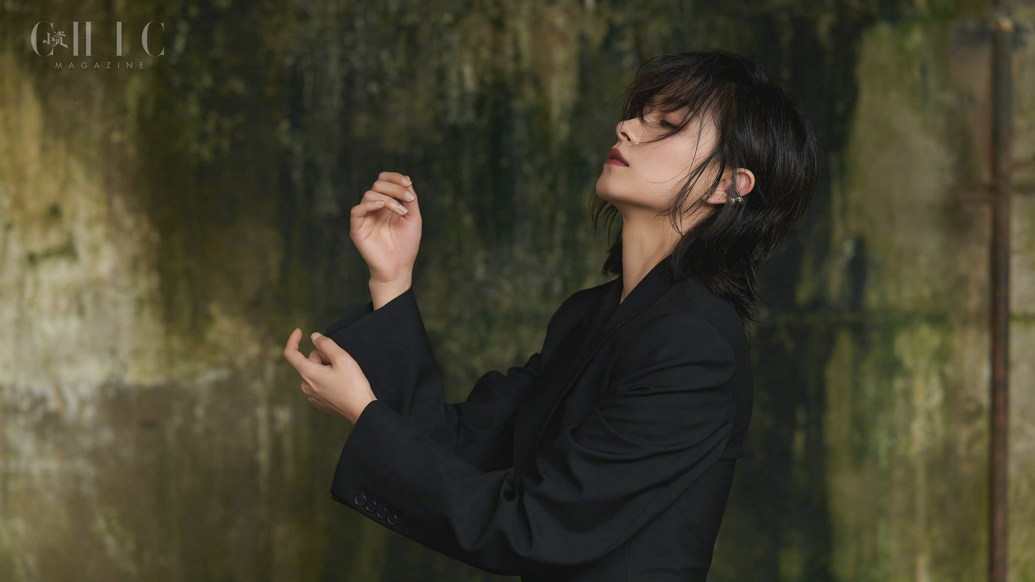 万茜chicmagazine8月刊酷飒姿态演绎的封面故事