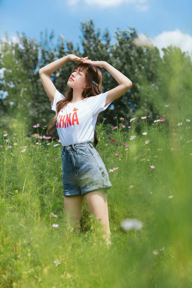 程潇不愧人间芭比格桑花写真浪漫又唯美精致五官太显眼