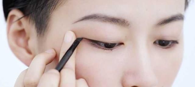 日常妆眼尾眼线长度不宜超过双眼皮褶皱延长线.