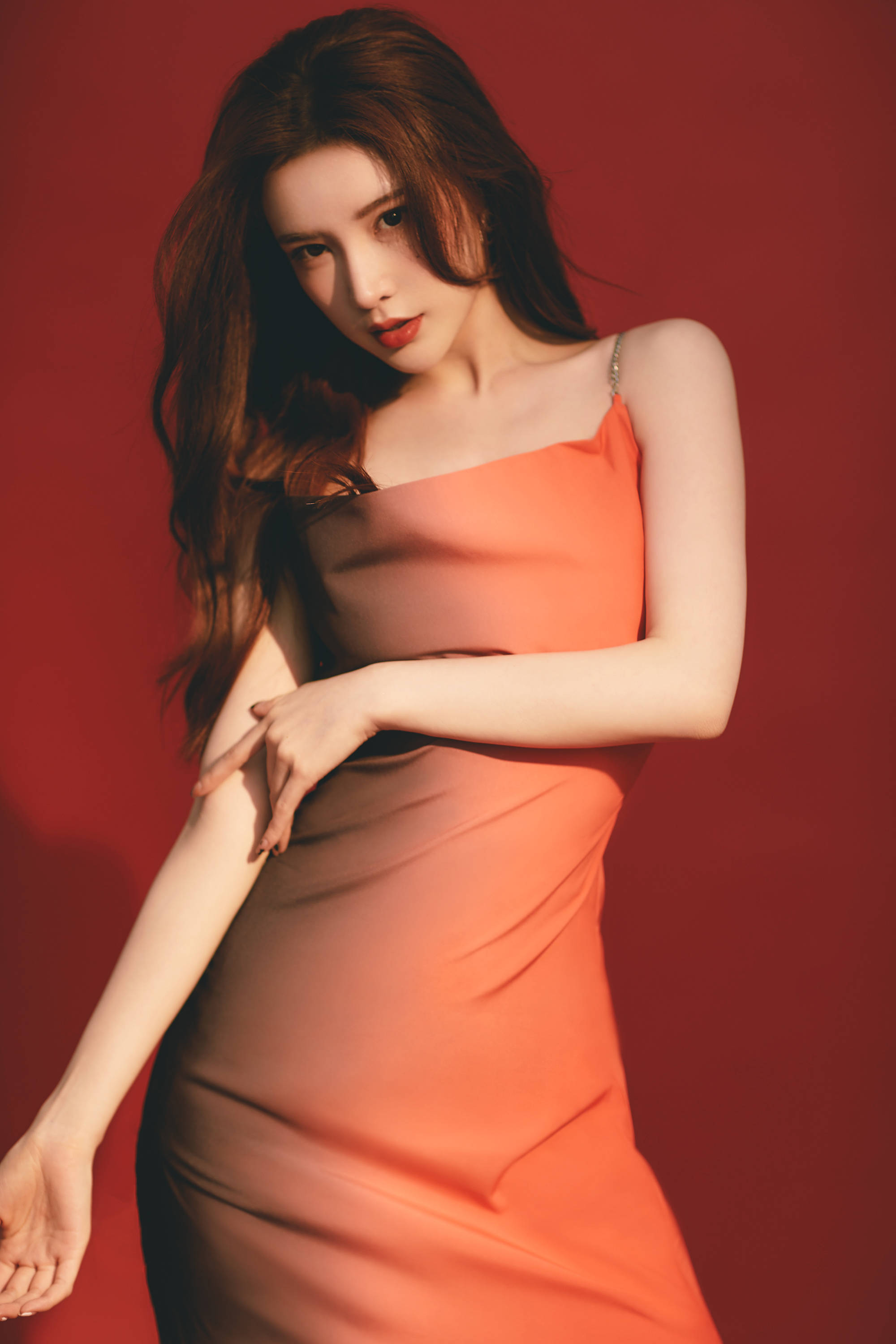 戴燕妮生日写真氛围感撞色红裙造型明媚动人