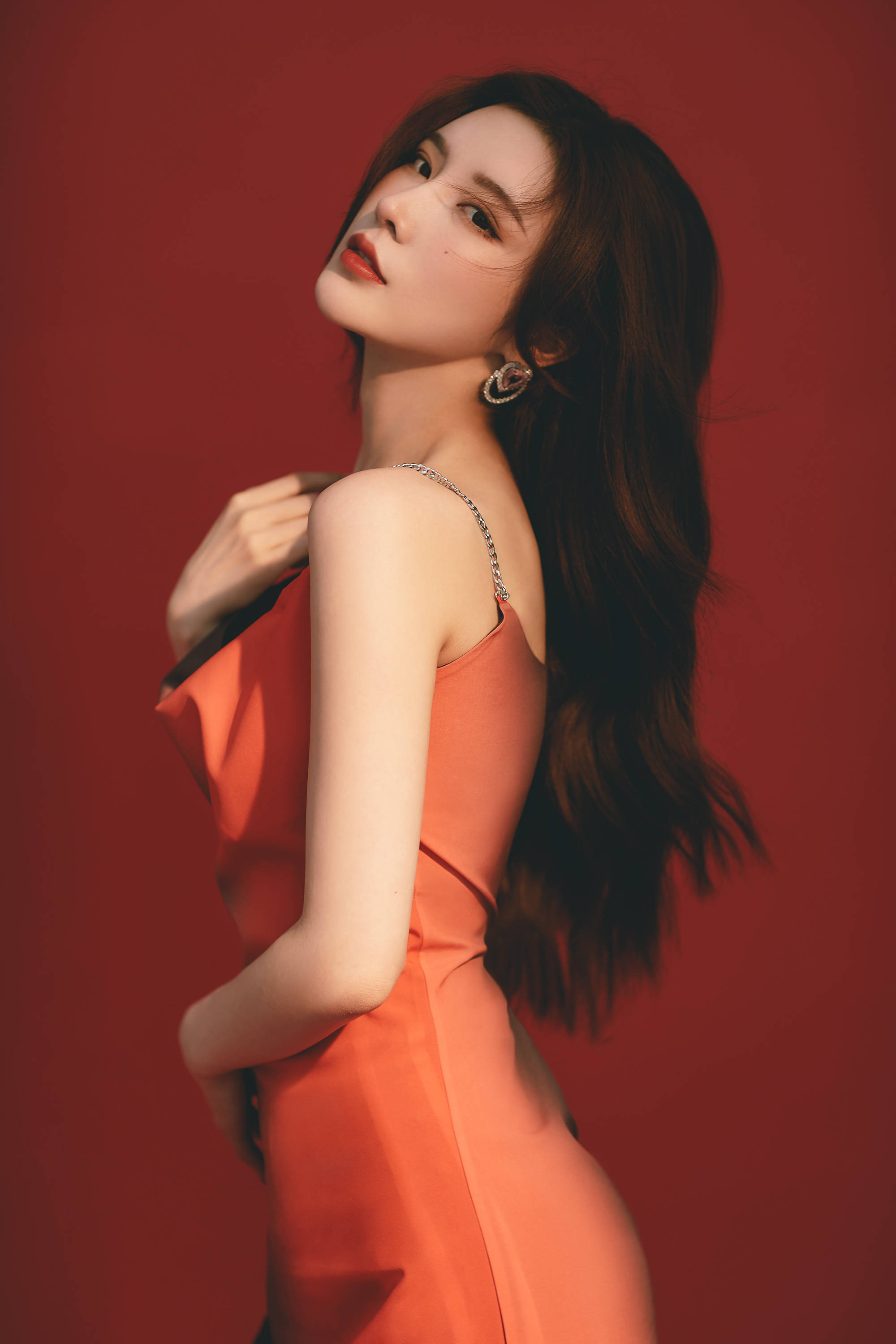 戴燕妮生日写真氛围感撞色红裙造型明媚动人