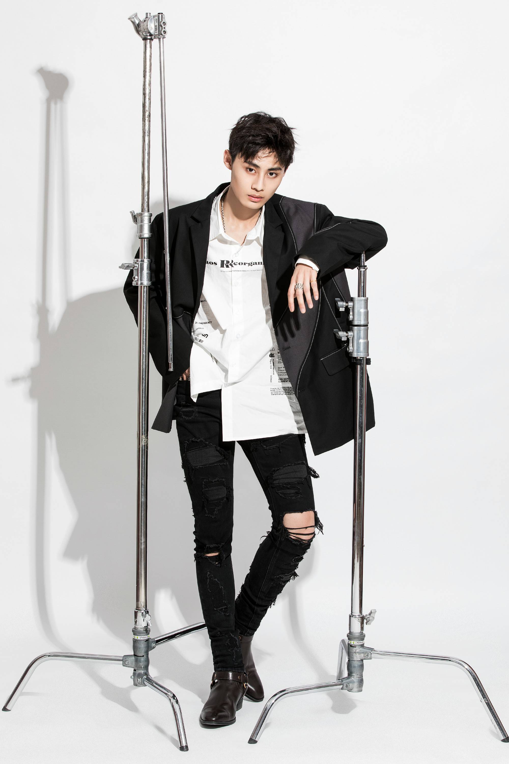 搜亚时尚之夜西安站主秀张嘉豪完美展示少年强则中国强