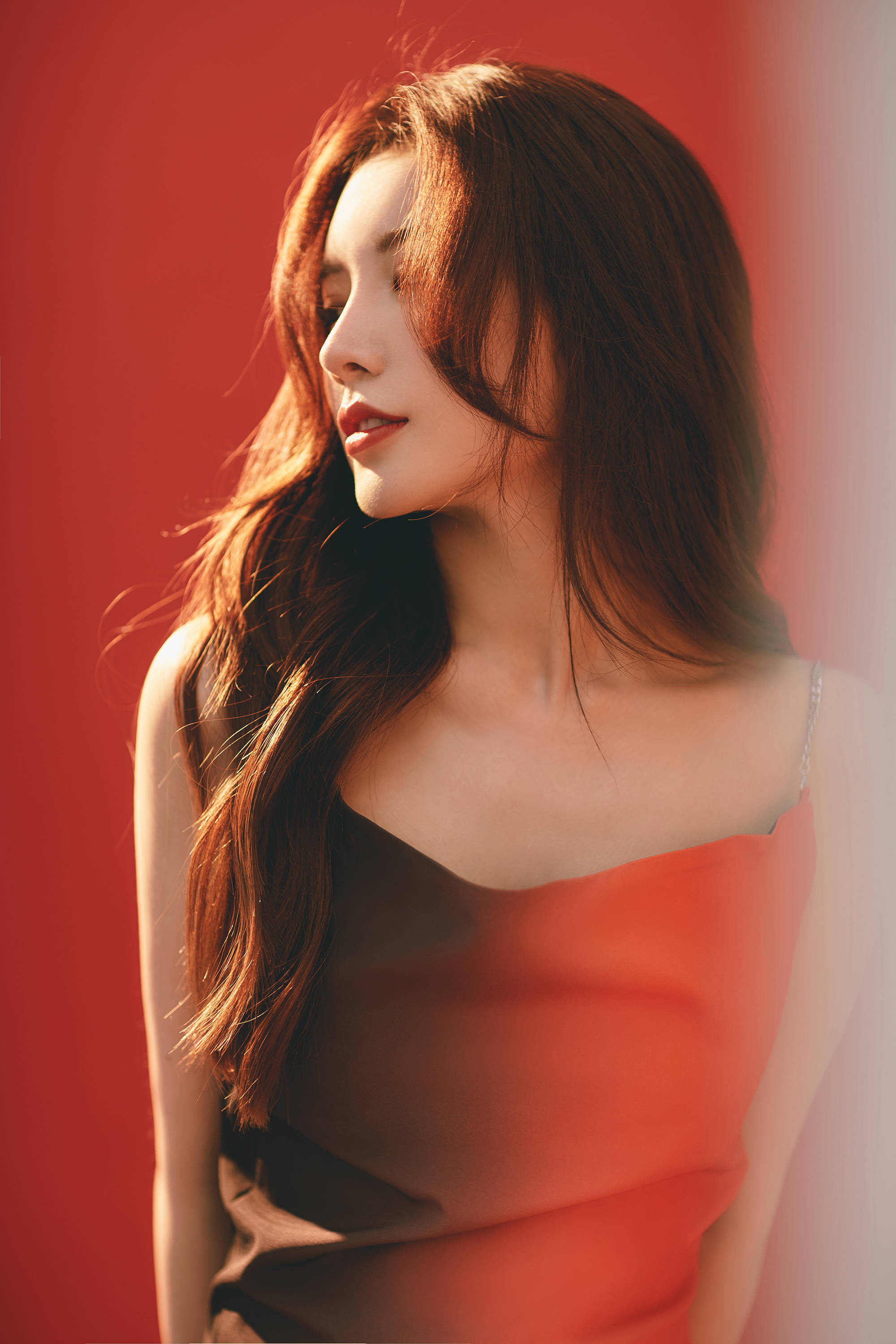 戴燕妮生日写真氛围感 撞色红裙造型明媚动人