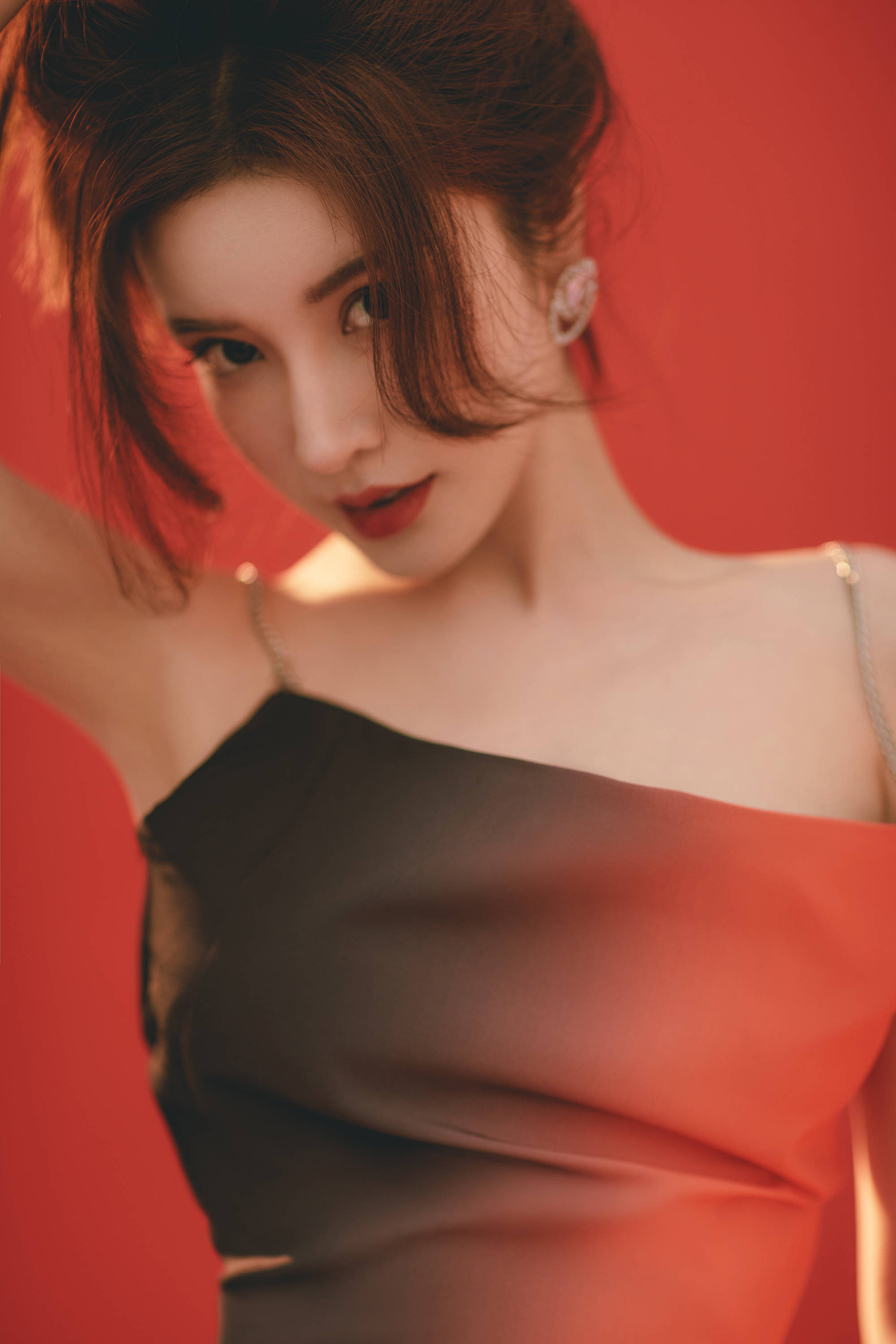 演员,歌手戴燕妮今日发布一组生日写真,微卷长发搭配撞色红裙造型