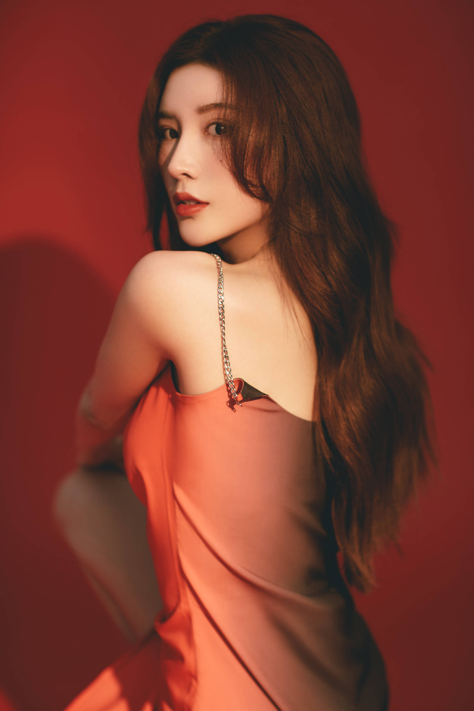 演员,歌手戴燕妮今日发布一组生日写真,微卷长发搭配撞色红裙造型