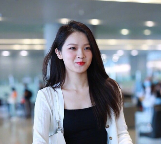 周梓倩最开始参加选秀是非常早的,是在16年中的《加油!美少女》.