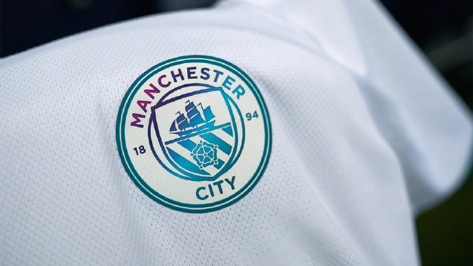 曼城发布新赛季客场球衣:以水滴为设计灵感,队徽等标志为渐变色