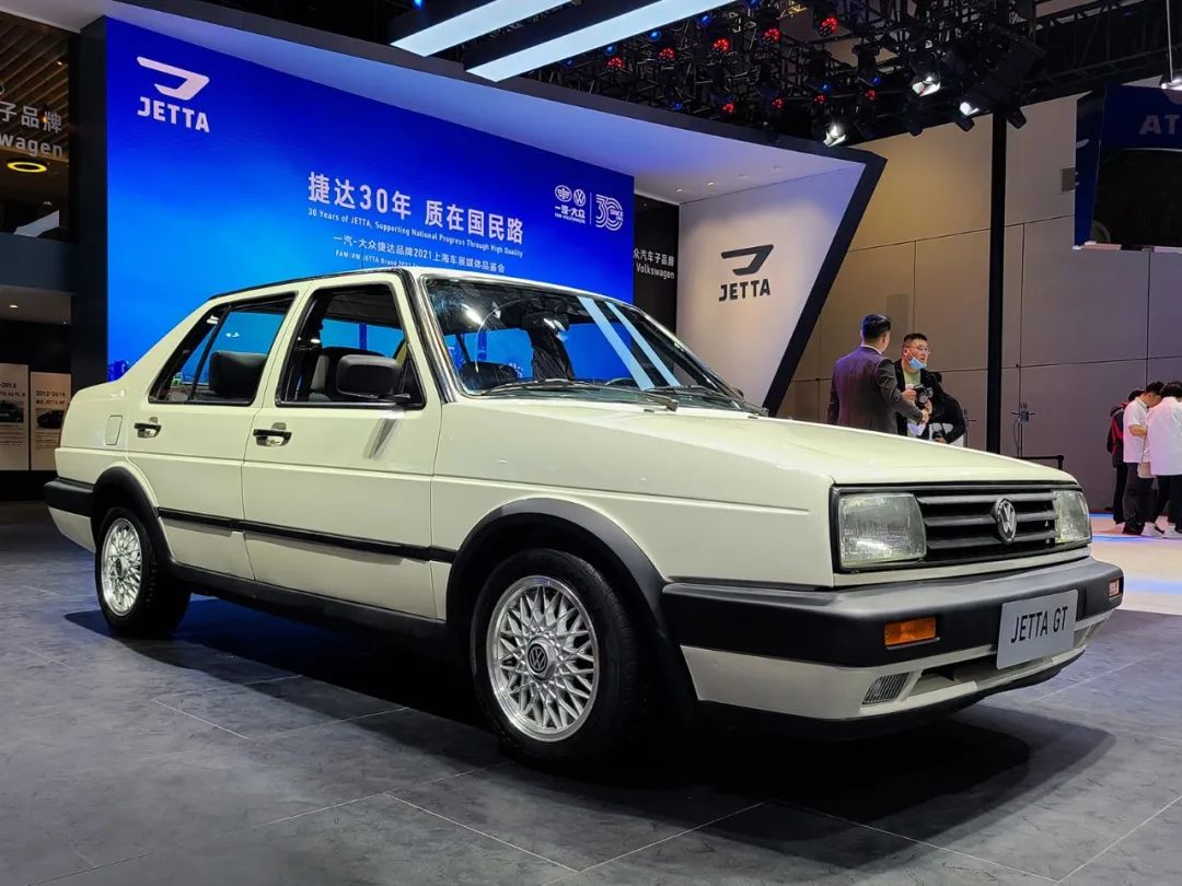 说不敢)坐进去,生怕我这180斤的骨肉会对年迈的它造成不可逆的损伤