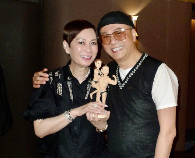 欧阳震华生日好拍档佘诗曼现身派对庆祝夫妻俩收有趣的生日礼物