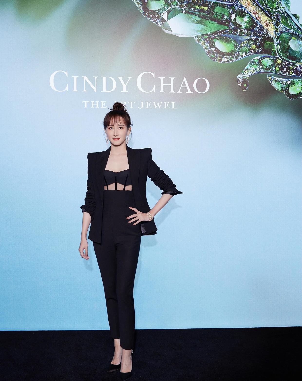 胡静真没阔太架子针织外套配开叉长裤休闲随性低调朴素