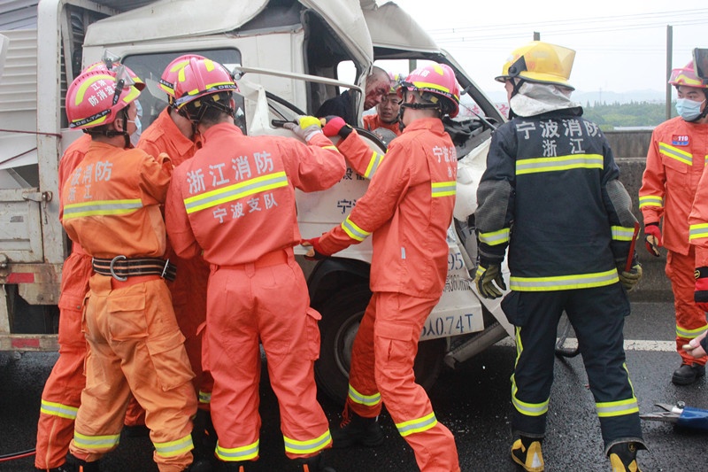 浙江宁波镇海 台风过后高速上地湿路滑致车辆追尾人员被困休闲区蓝鸢梦想 - Www.slyday.coM 浙江宁波镇海 台风过后高速上地湿路滑致车辆追尾人员被困休闲区蓝鸢梦想 - Www.slyday.coM