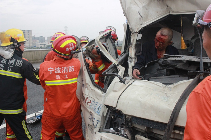 浙江宁波镇海 台风过后高速上地湿路滑致车辆追尾人员被困休闲区蓝鸢梦想 - Www.slyday.coM 浙江宁波镇海 台风过后高速上地湿路滑致车辆追尾人员被困休闲区蓝鸢梦想 - Www.slyday.coM