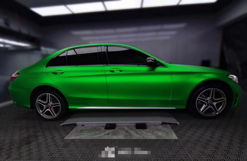 膜呗改色案例:奔驰c级改色亚光金属绿 你活力的样子真美