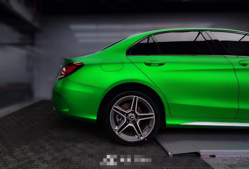 膜呗改色案例:奔驰c级改色亚光金属绿 你活力的样子真美-新浪汽车