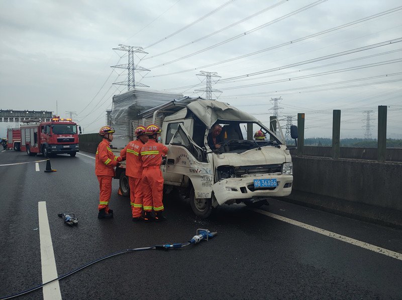 浙江宁波镇海 台风过后高速上地湿路滑致车辆追尾人员被困休闲区蓝鸢梦想 - Www.slyday.coM 浙江宁波镇海 台风过后高速上地湿路滑致车辆追尾人员被困休闲区蓝鸢梦想 - Www.slyday.coM