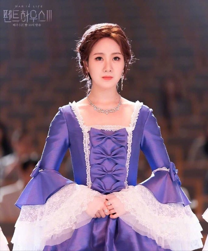 《顶楼3》新剧照:千书真礼服一换艳压全程,露娜恩星显老气